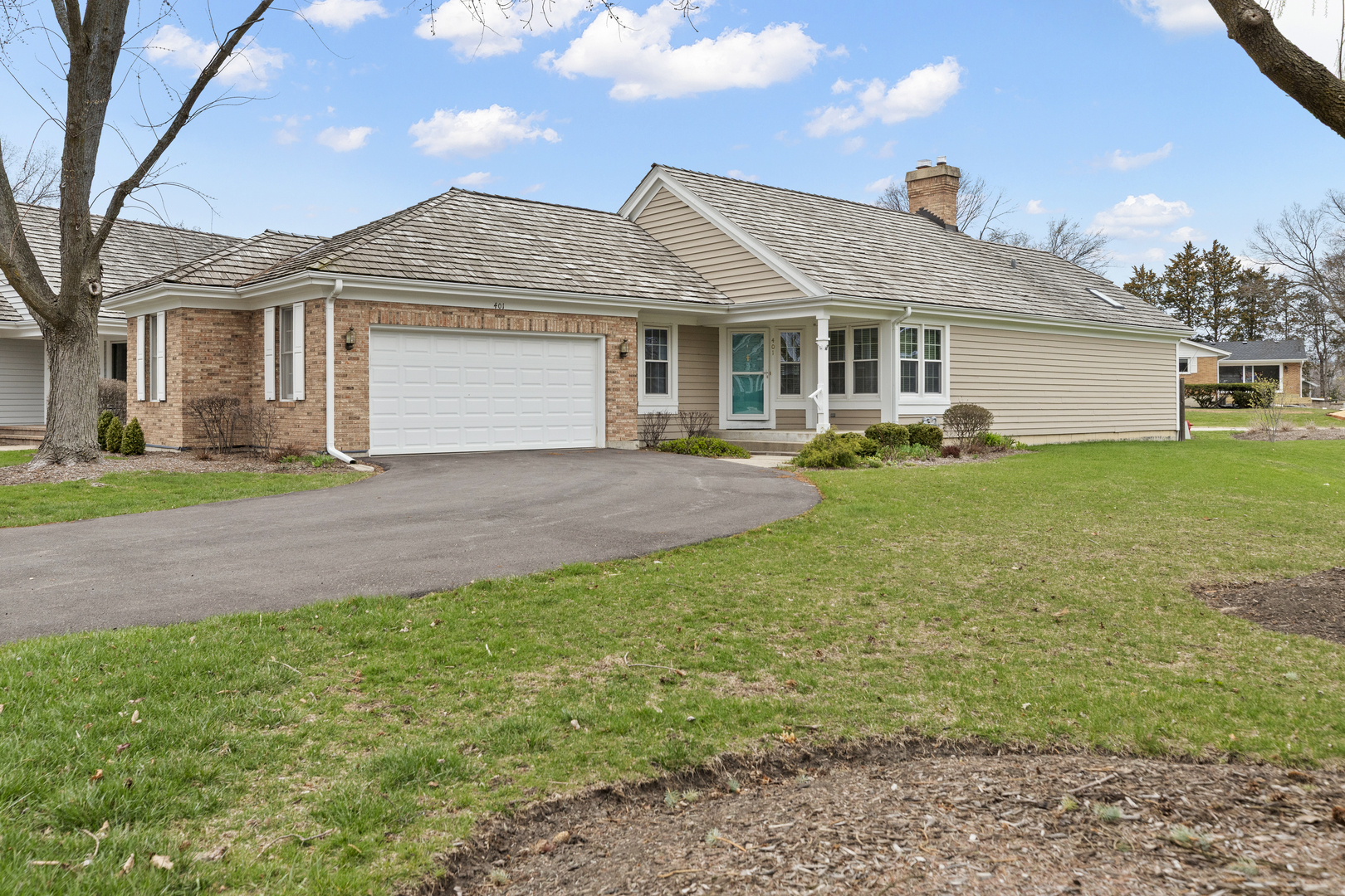 Property Photo: 401 Park Barrington Drive IL 60010