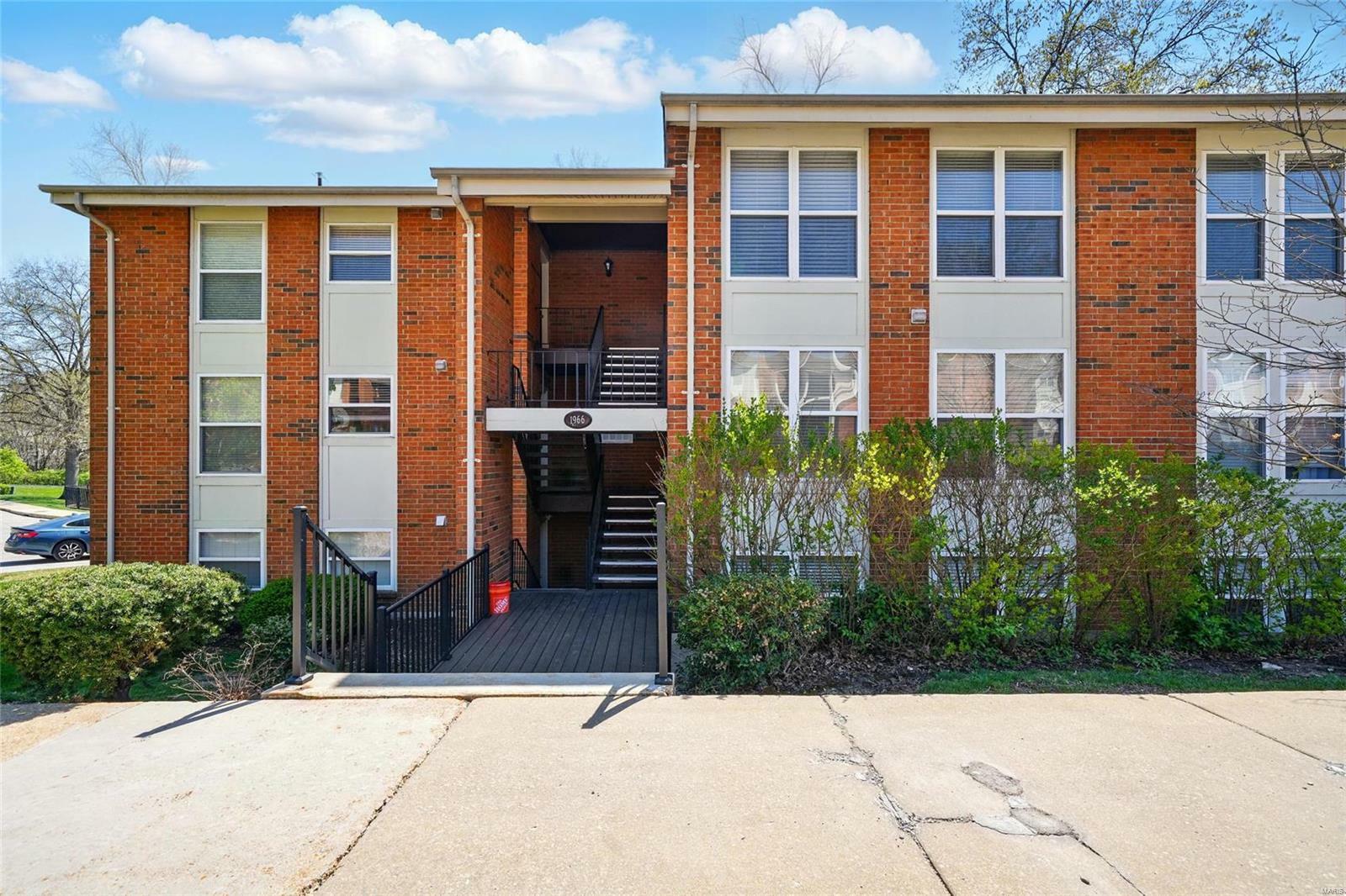 1966 Hunting Lake Court 302  St Louis MO 63122 photo