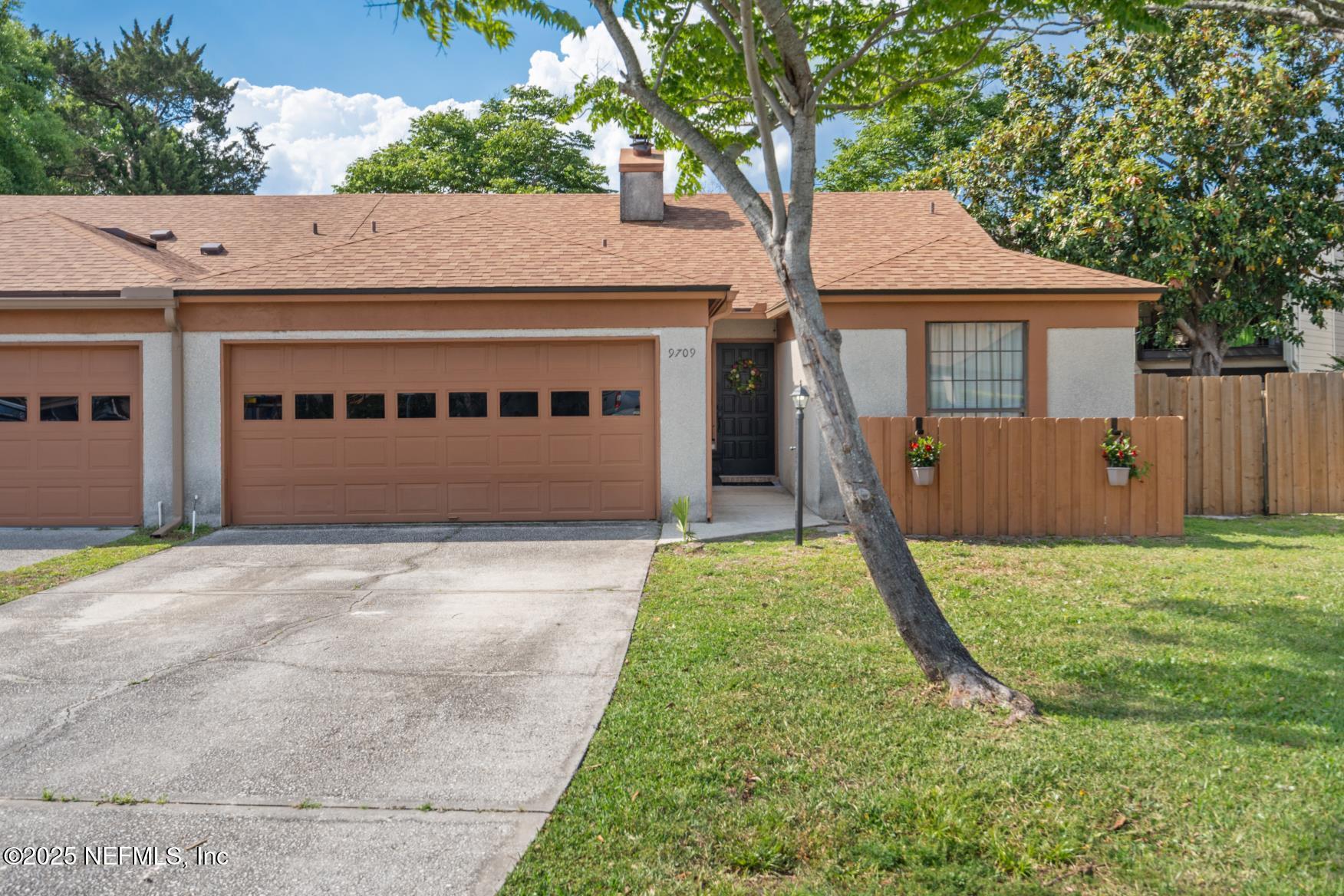 Property Photo: 9709 Fawn Brook Circle N FL 32256