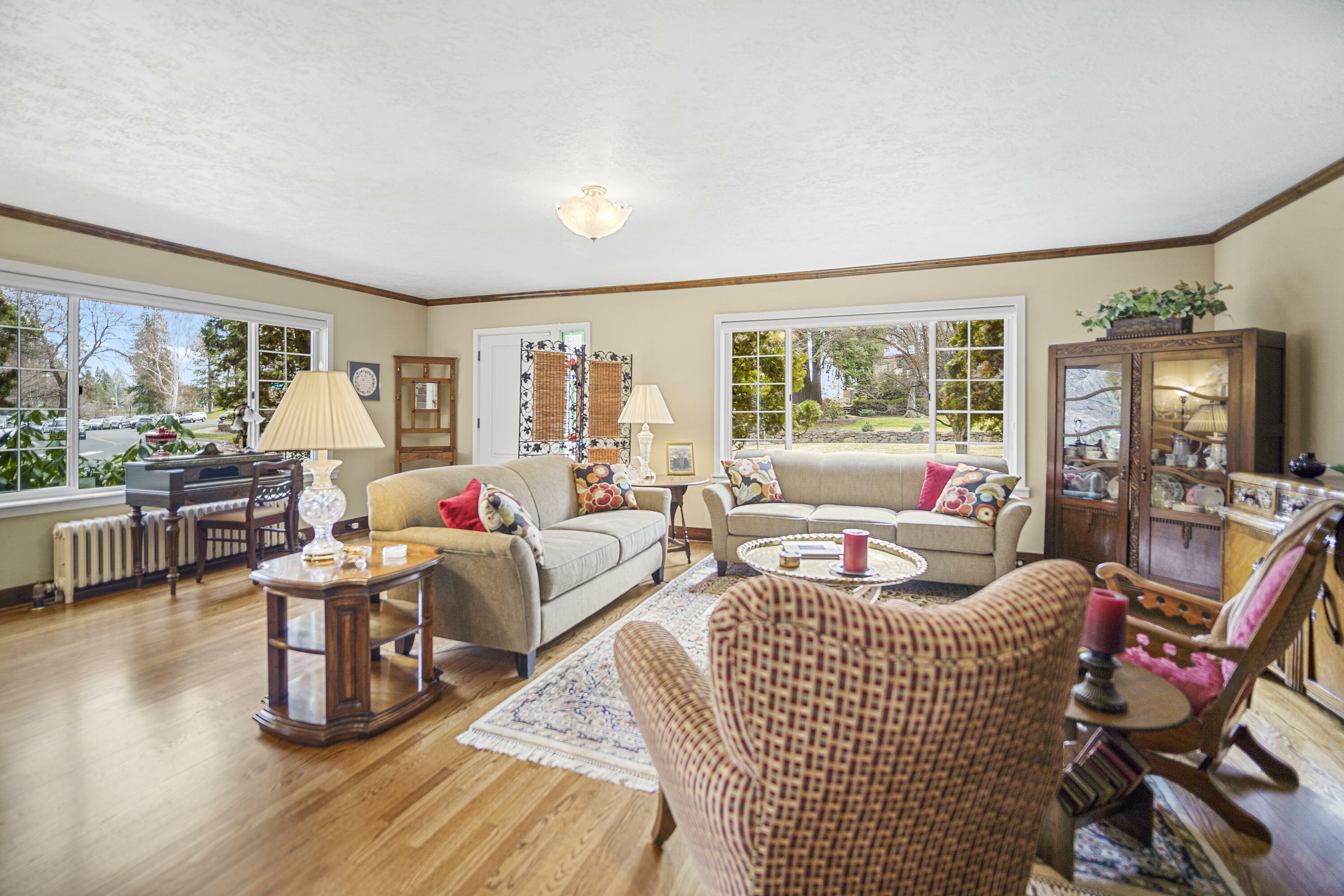 Property Photo: 898 NW Riverside Boulevard OR 97703