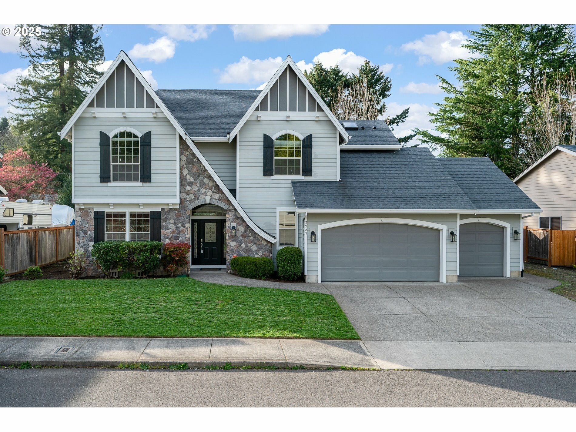 Property Photo: 5237 SE Castle Rock Ct OR 97267