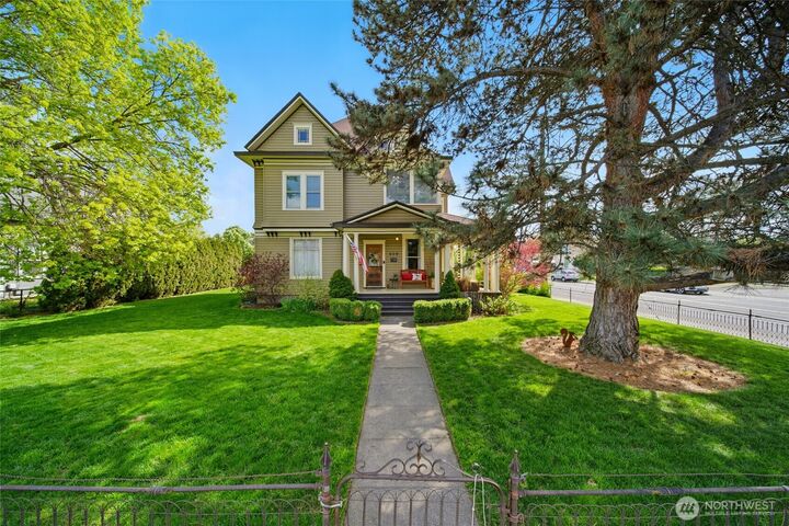 Property Photo:  609 S Division Street  WA 99362 