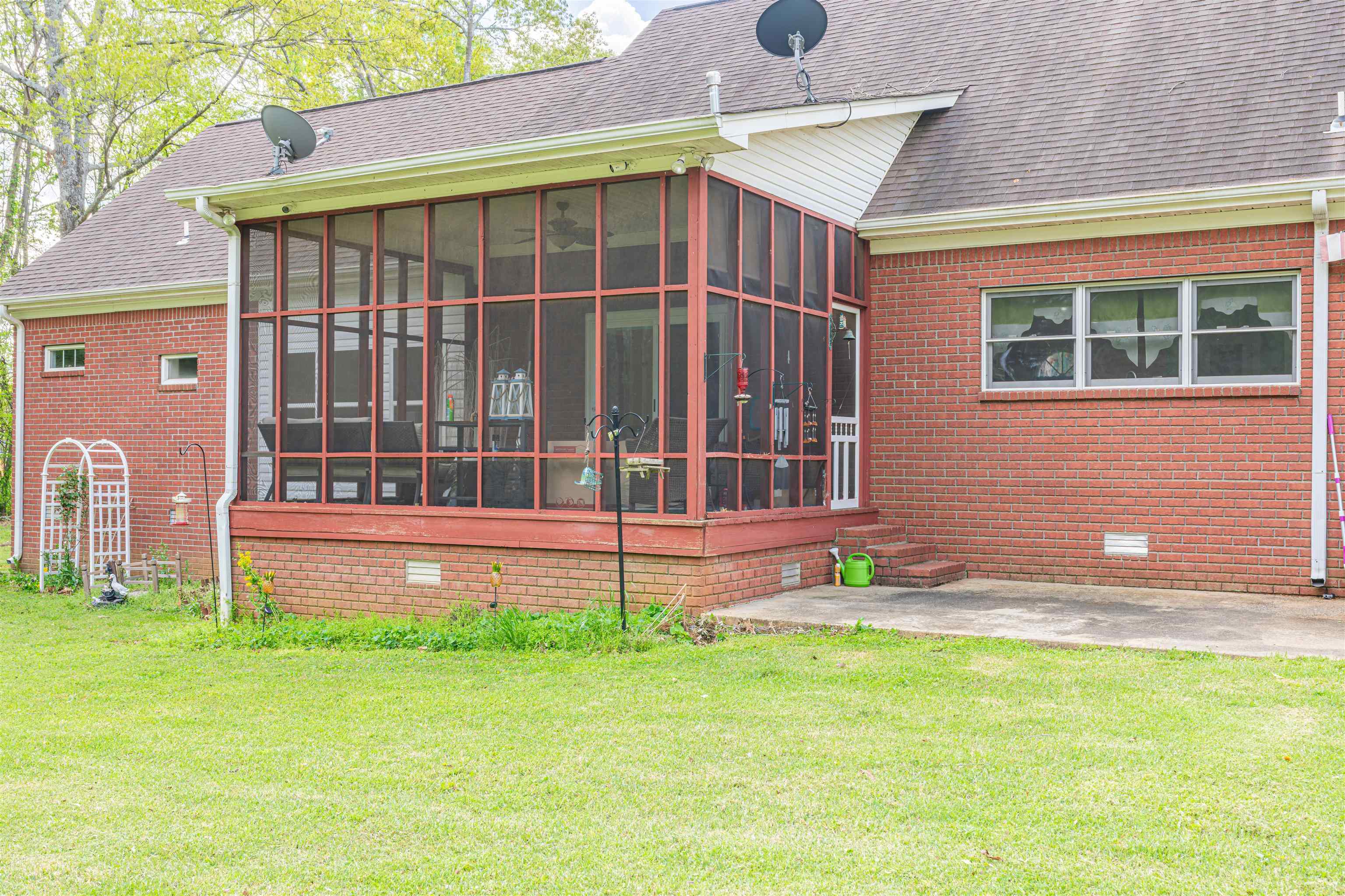 Property Photo: 507 Blaine St AL 35661 - MUSCLE S