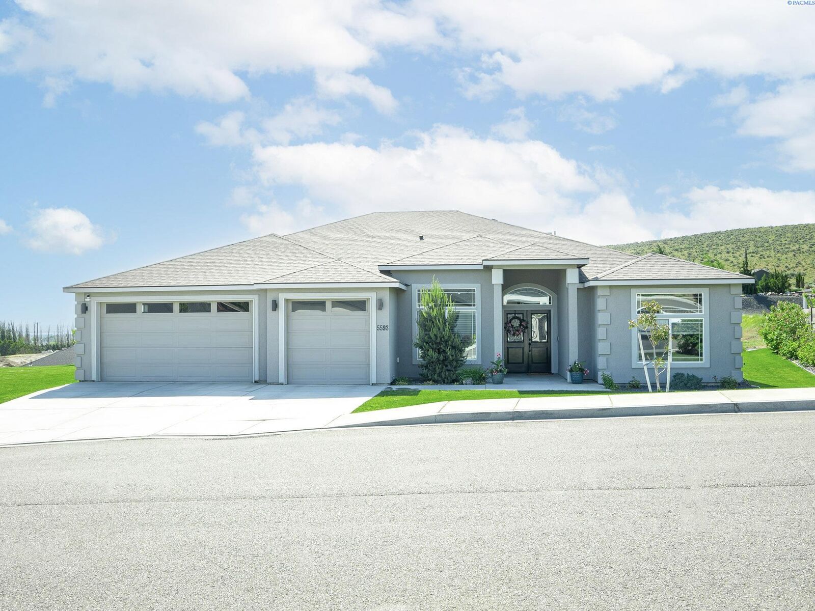 Property Photo: 5593 S Lyle Place WA 99337