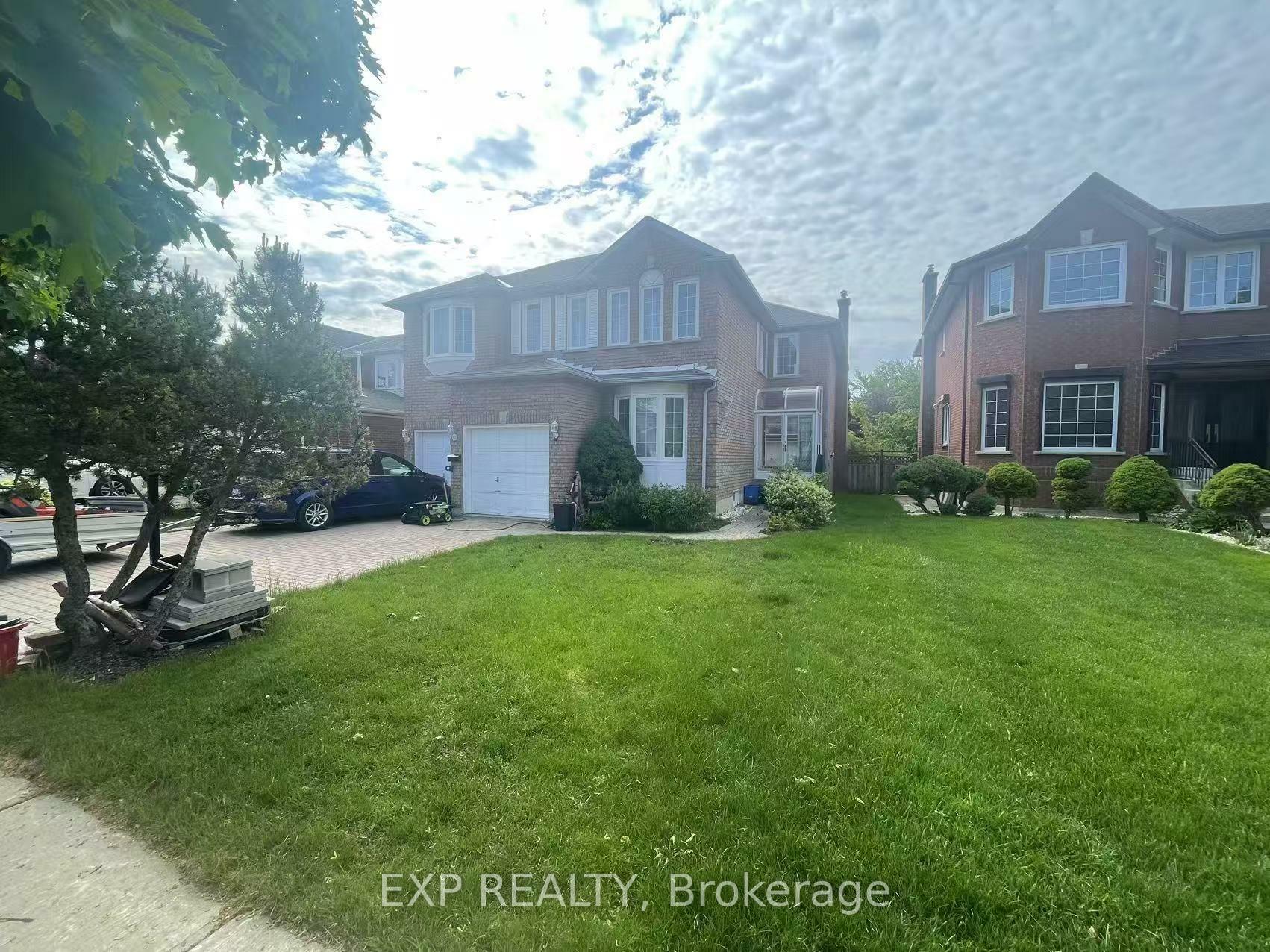 Property Photo: 5 Jardin Hill Court ON M2H 3R8