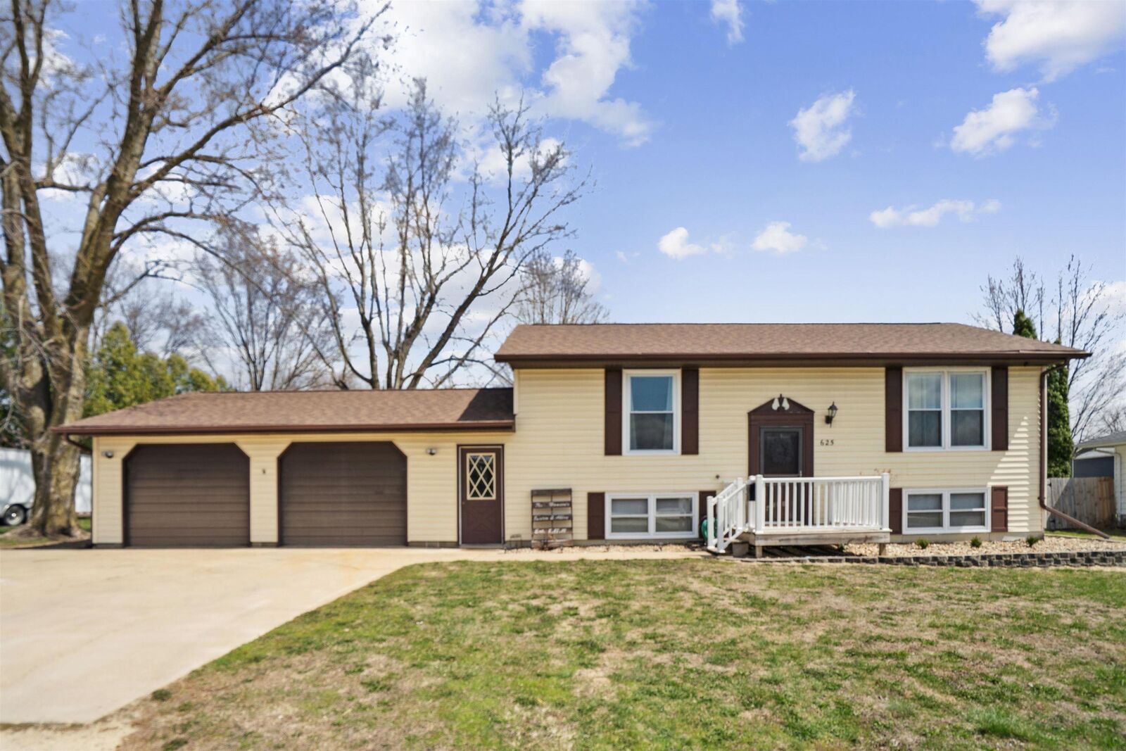 Property Photo:  625 6th Ave NE  IA 50662 