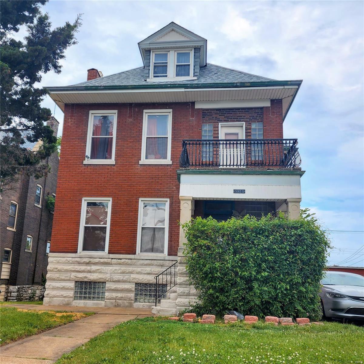 Property Photo: 3825 S Grand Boulevard MO 63118
