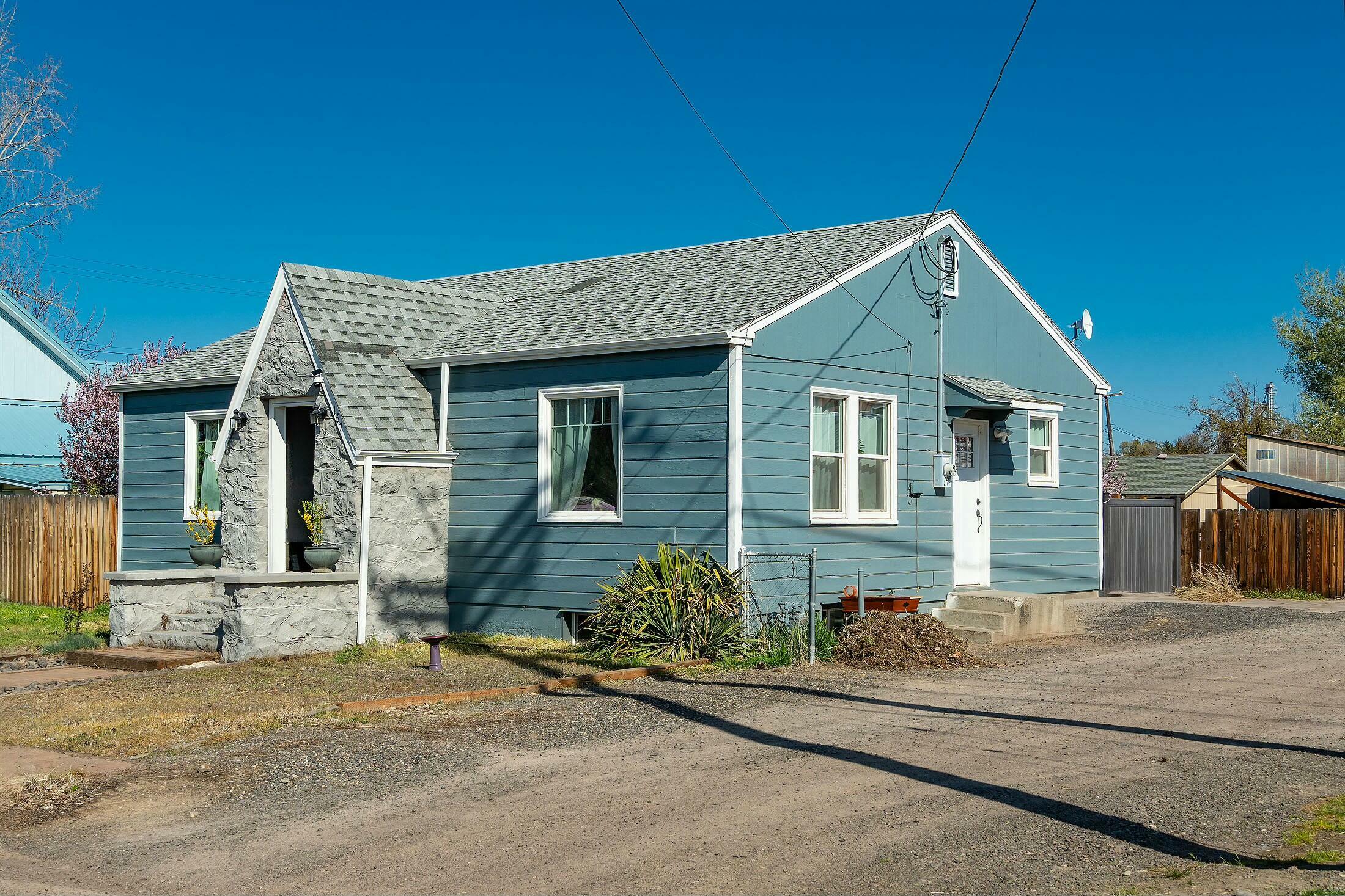 Property Photo: 167 NW 7th Street OR 97754