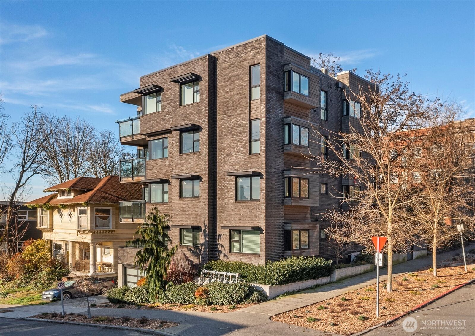 Property Photo: 403 13th Avenue E 2B WA 98102