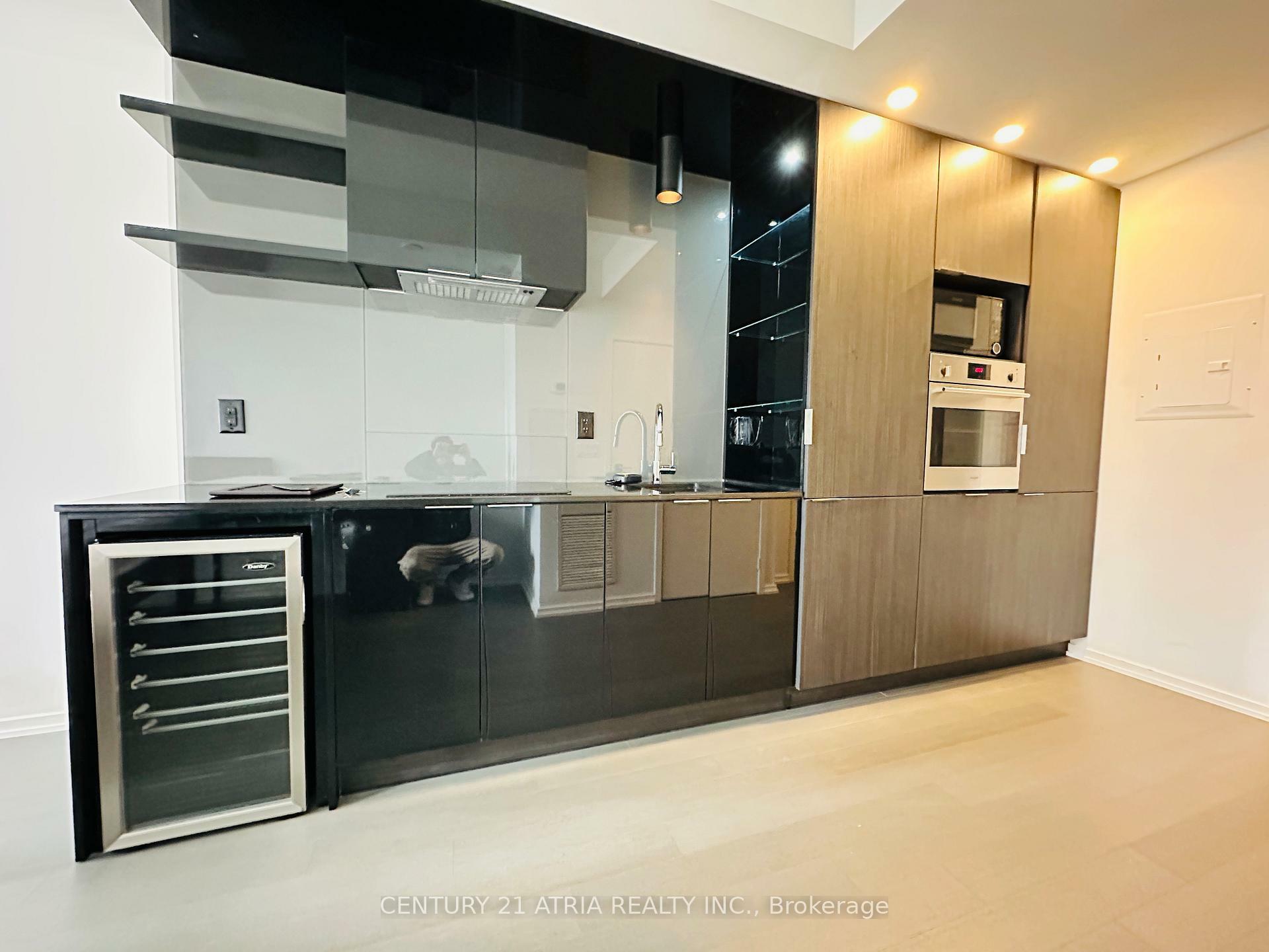 Property Photo: 70 Temperance Street 1604 ON M5H 0B1