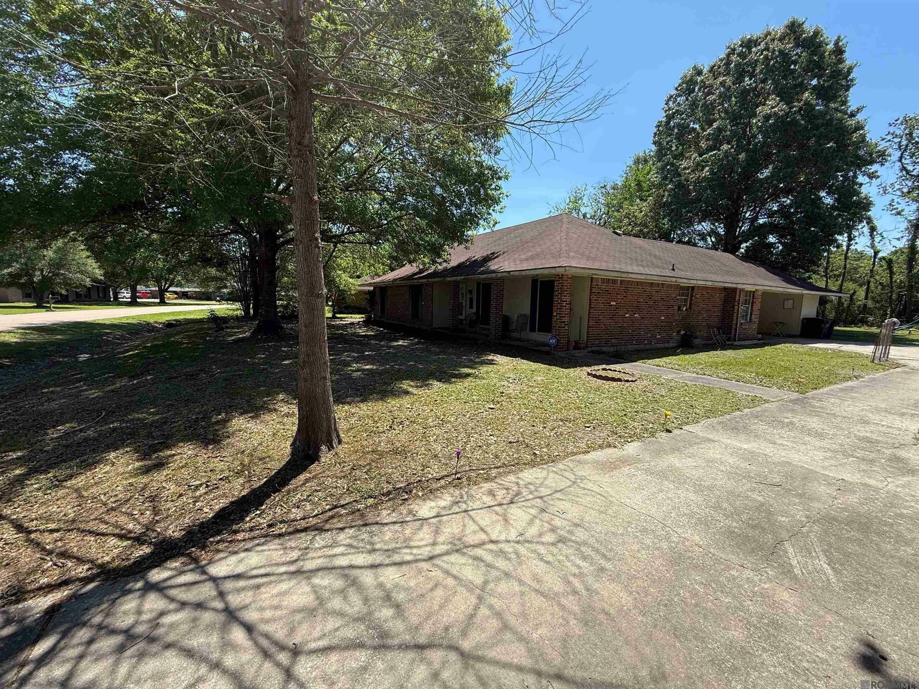 Property Photo: 10525 Carmel Dr LA 70818