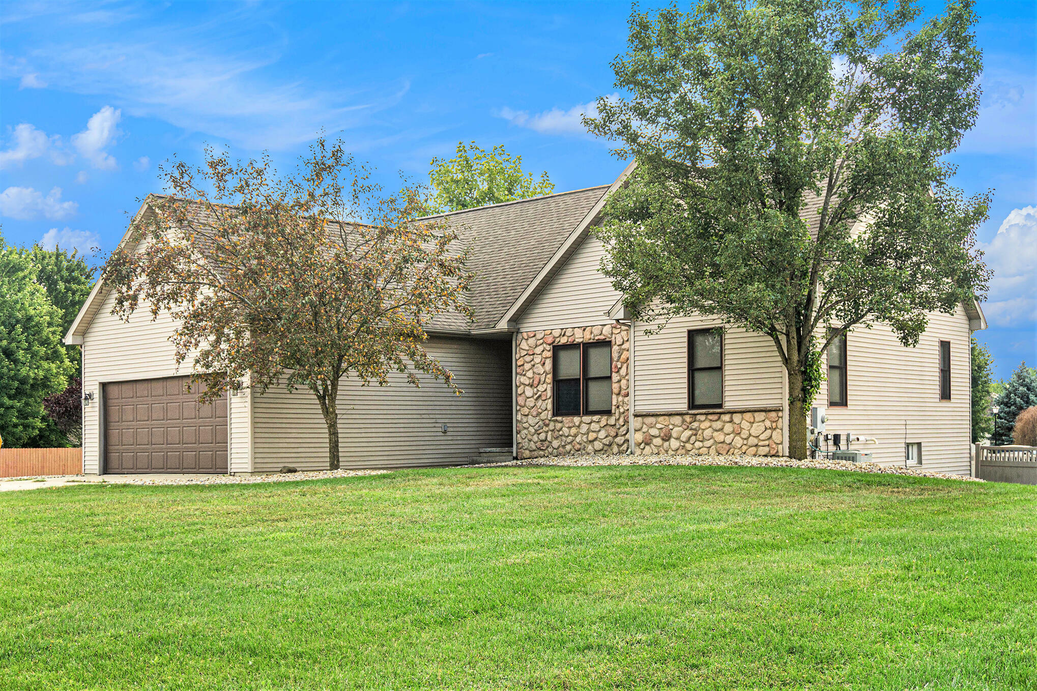 Property Photo: 2109 Appleway Drive MI 49203