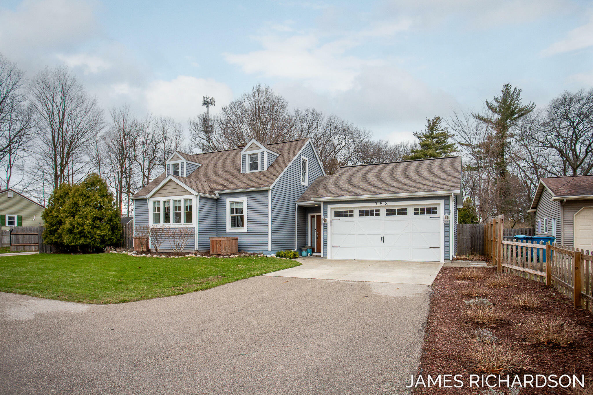 Property Photo: 753 E Savidge Street MI 49456