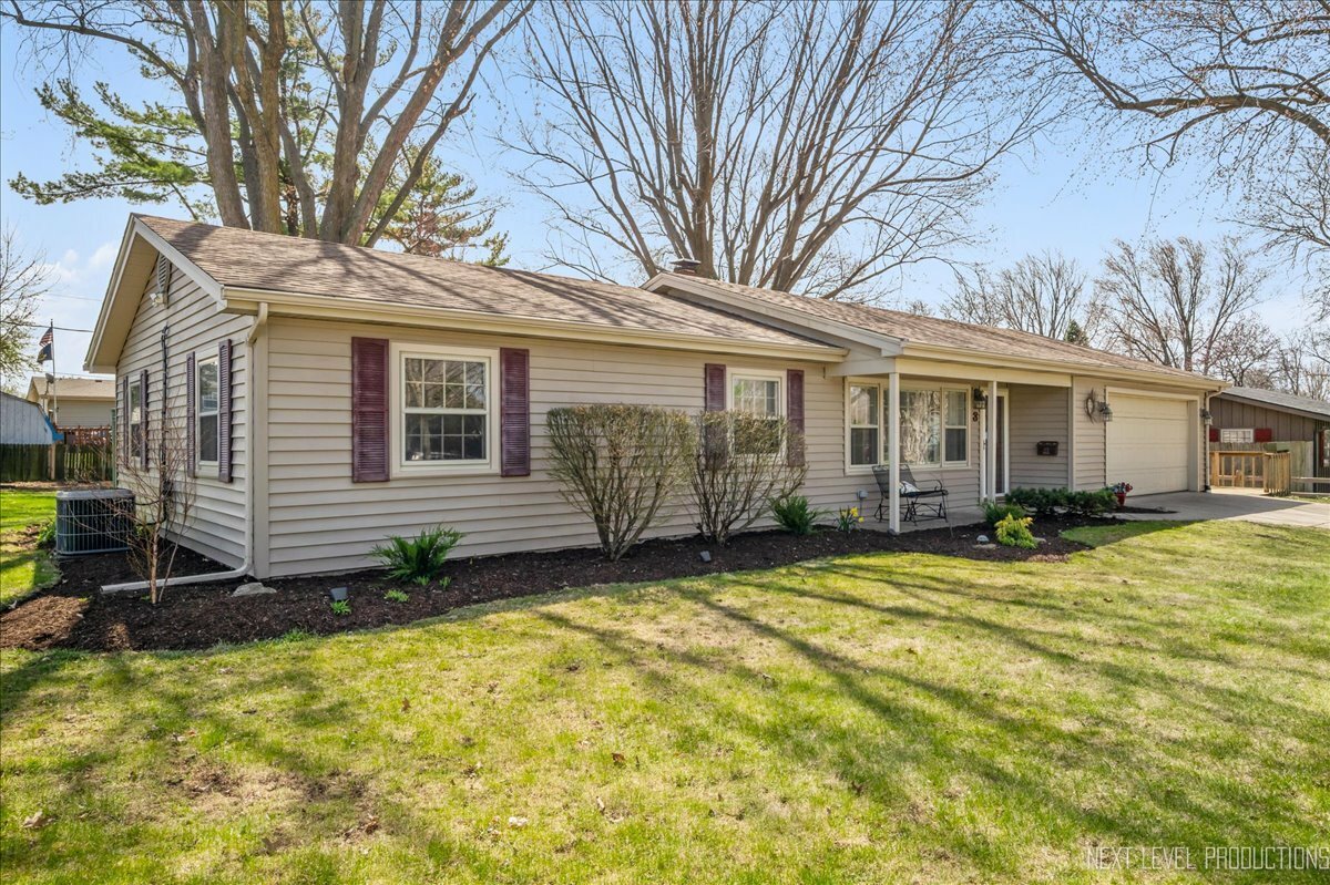 Property Photo: 3 Candlewick Court IL 60542