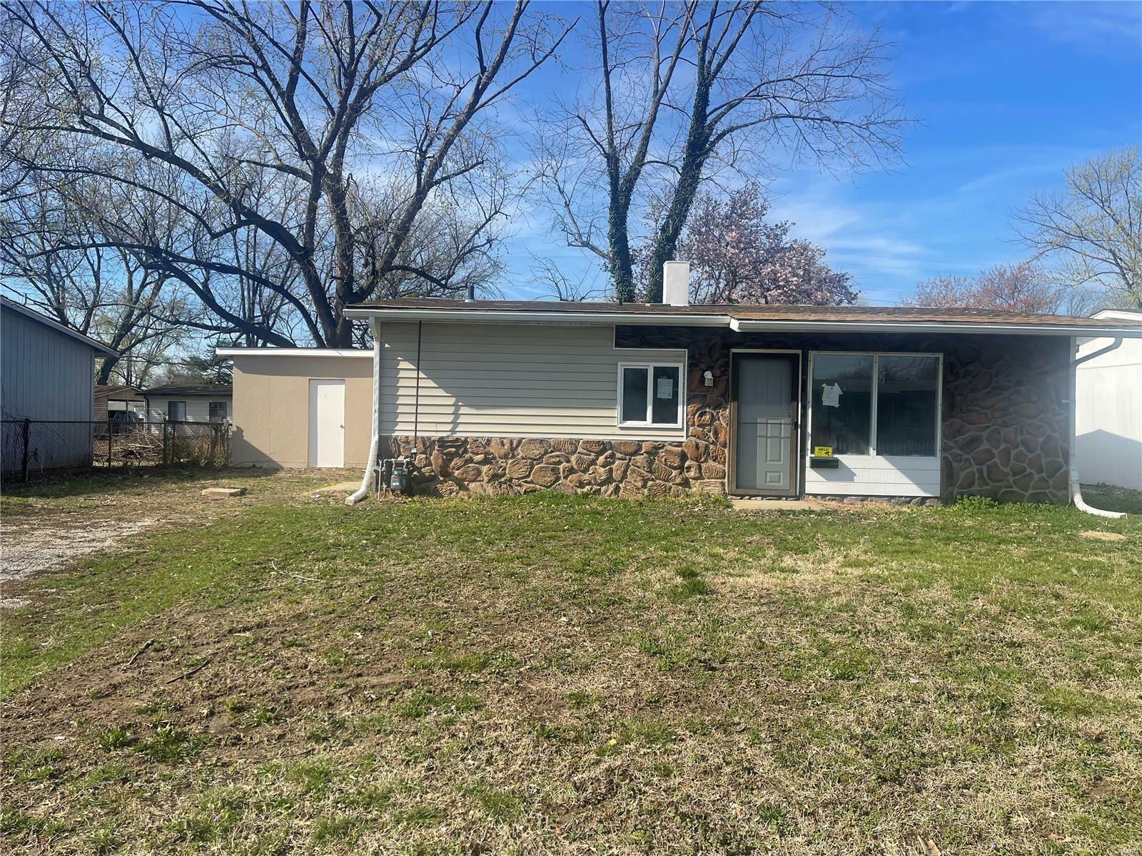Property Photo:  1116 Saint Helena Drive  IL 62206 