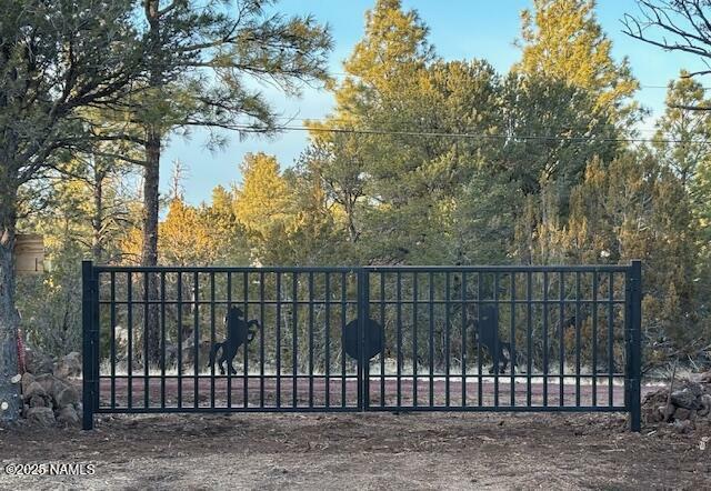 Property Photo: 126 E Greenbriar Drive AZ 86046