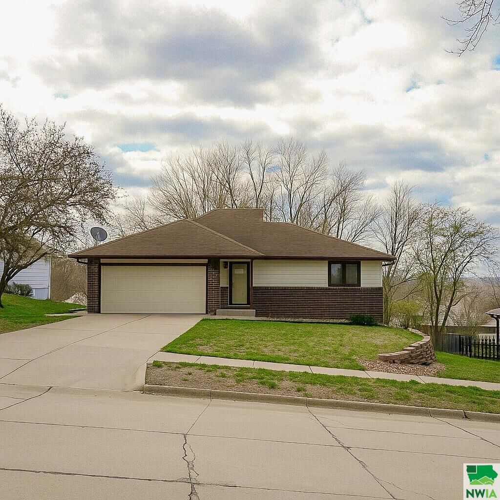 Property Photo: 412 Idlewood Ct IA 51104