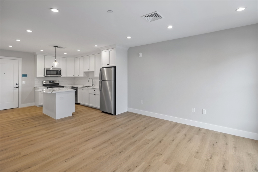 Property Photo: 186 Bedford St 206 MA 02420