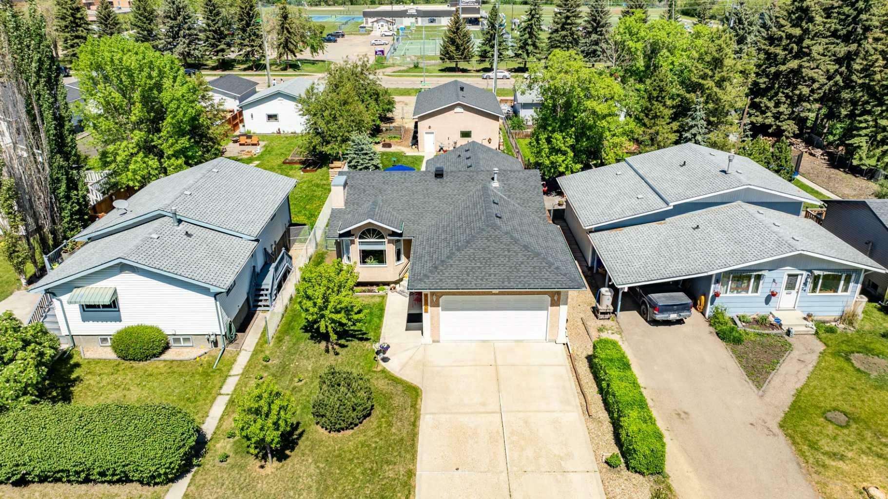 Property Photo: 5528 55 Avenue AB T4L 1L9