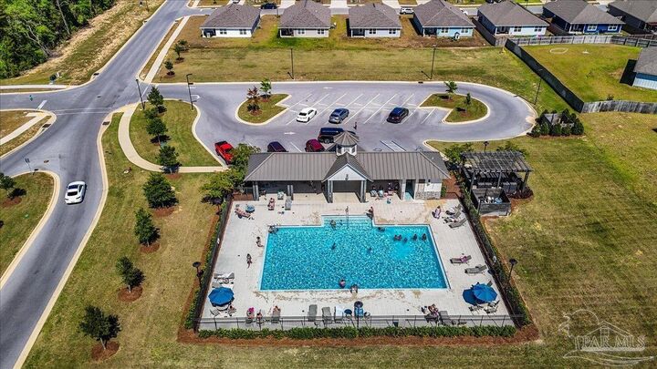 Property Photo:  805 Otto Loop  FL 32539 