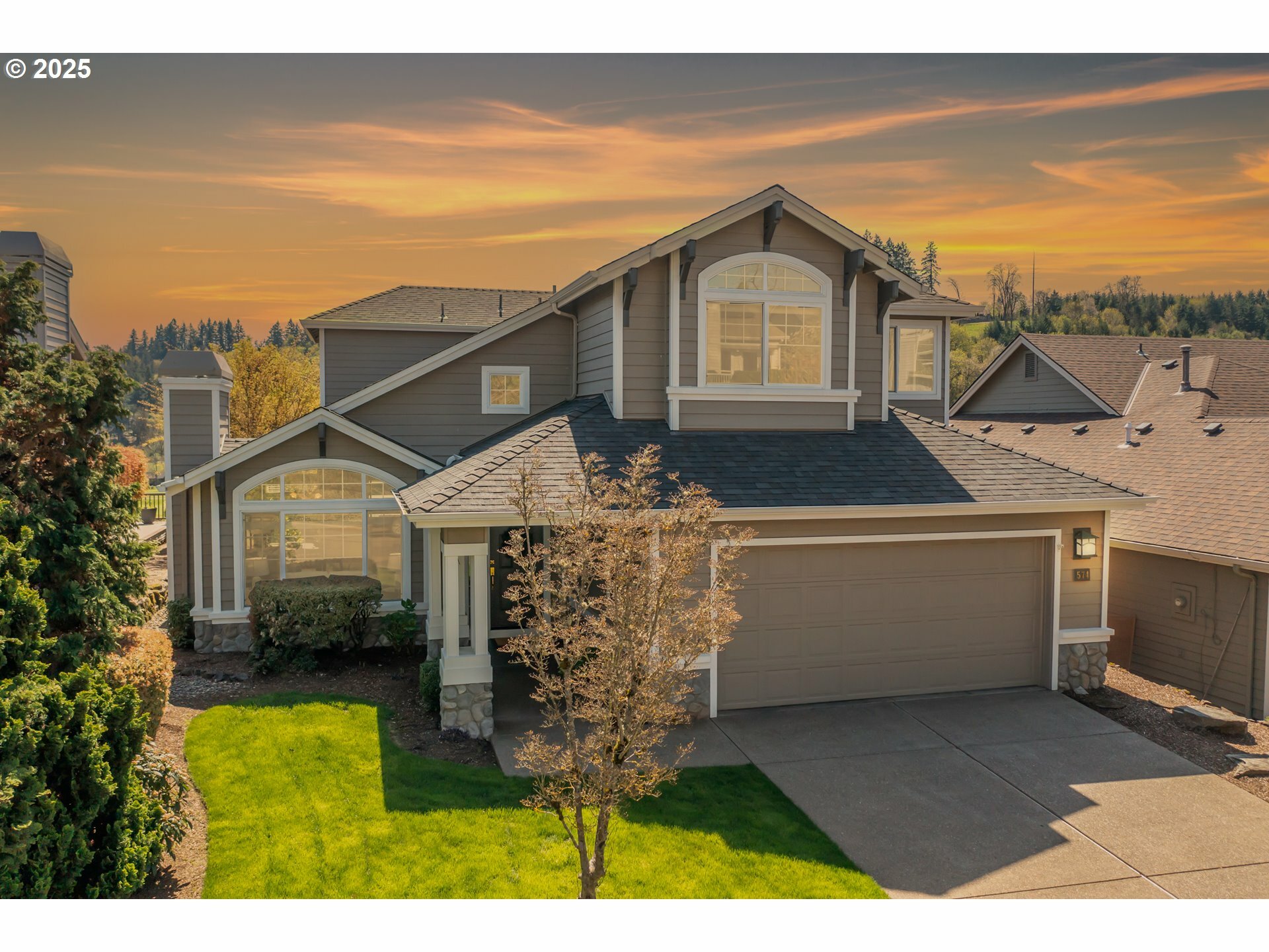 Property Photo: 574 Creekside Dr SE OR 97306