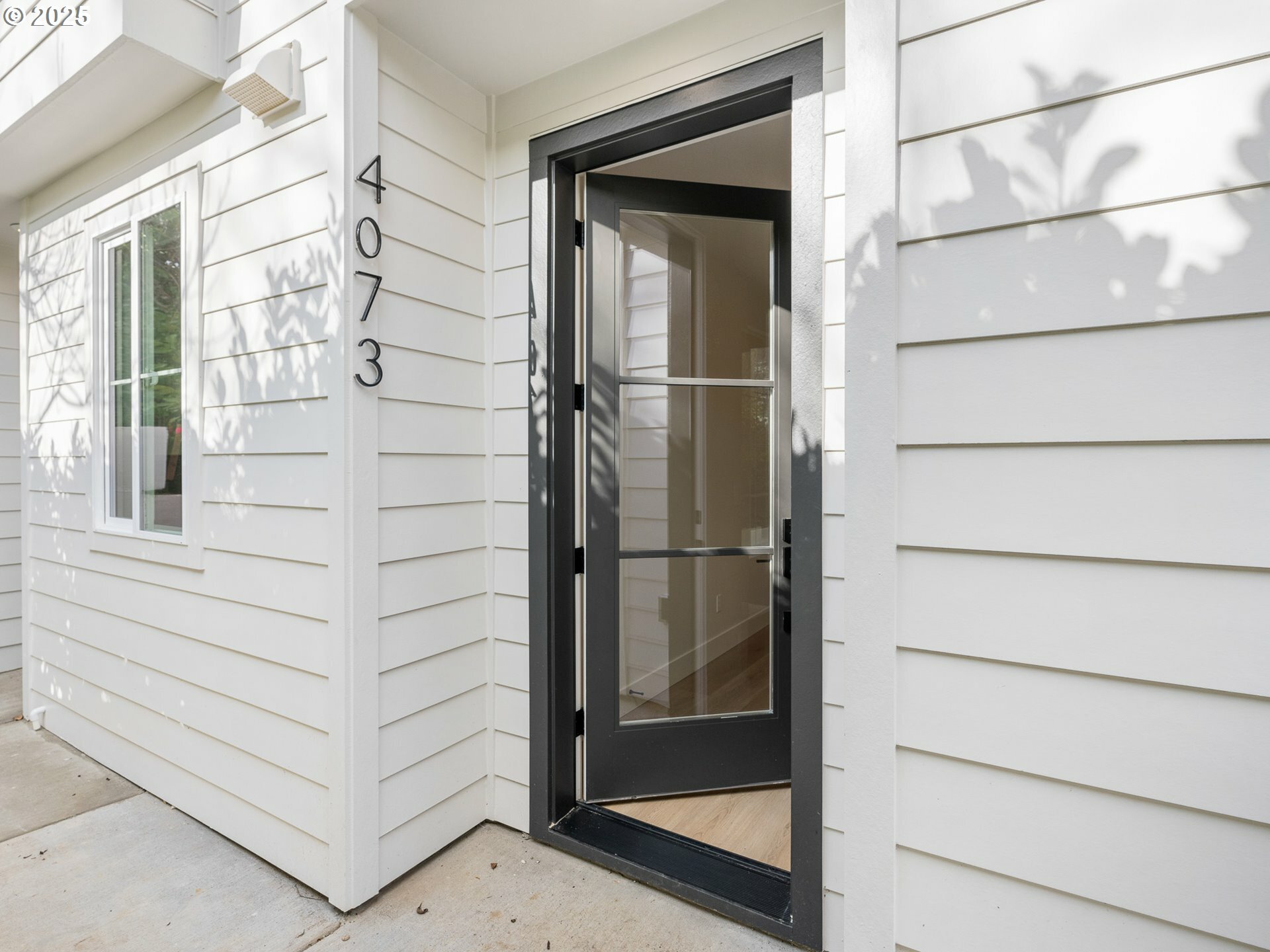 Property Photo: 4073 SE Milwaukie Ave 2 OR 97202