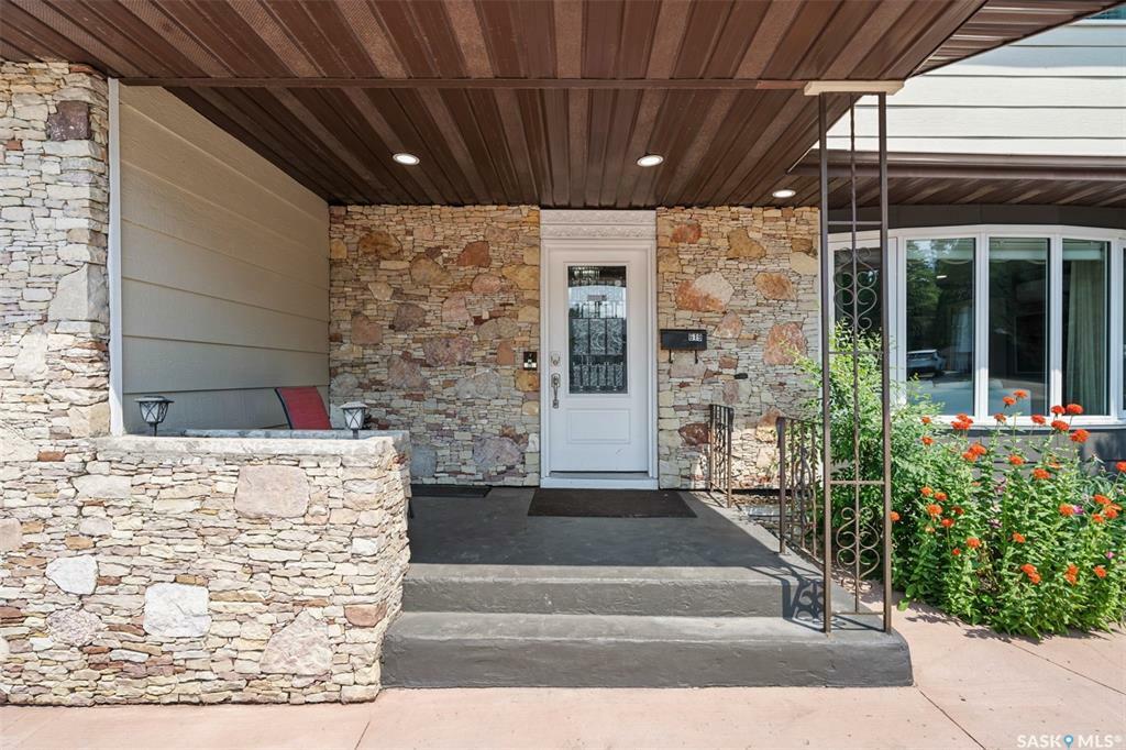 Property Photo: 619 Kingsmere Boulevard SK S7J 4E7