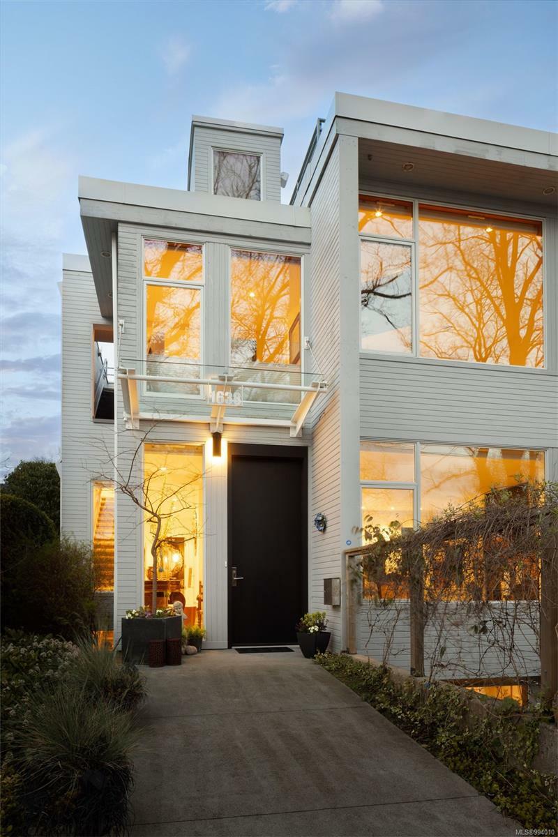 Property Photo: 1638 Hollywood Cres BC V8S 1H9
