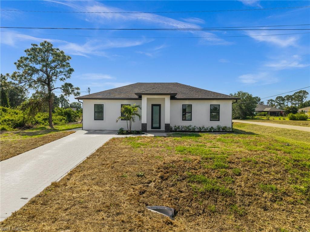 Property Photo: 371 Peerless St FL 33974