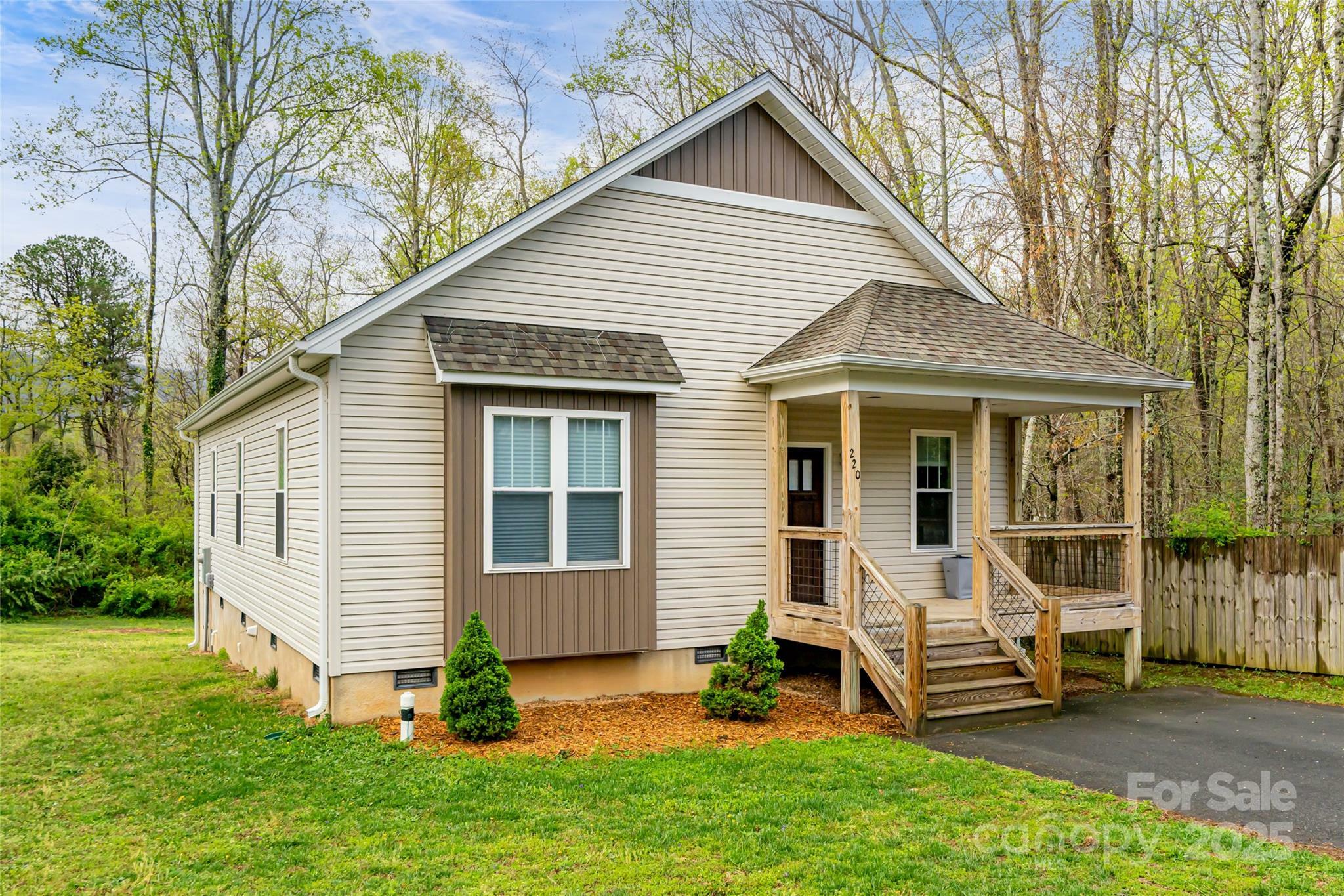 Property Photo:  220 Mount Allen Heights  NC 28711 