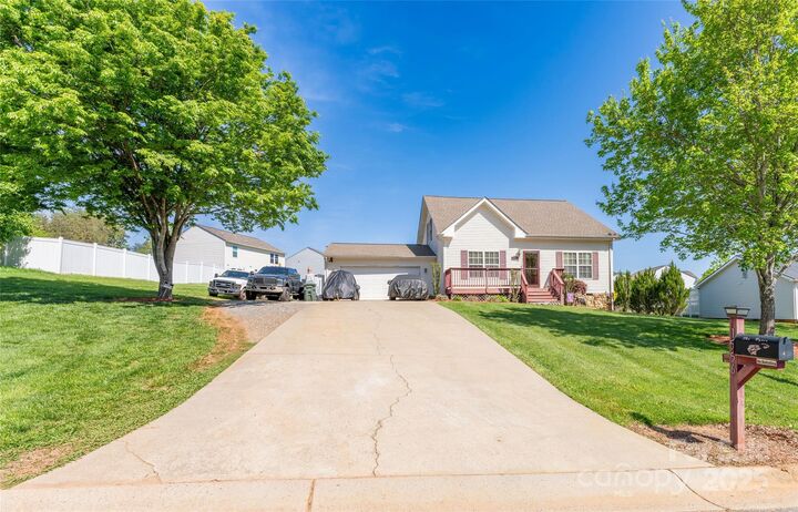 Property Photo:  1556 Berkshire Drive  NC 28658 