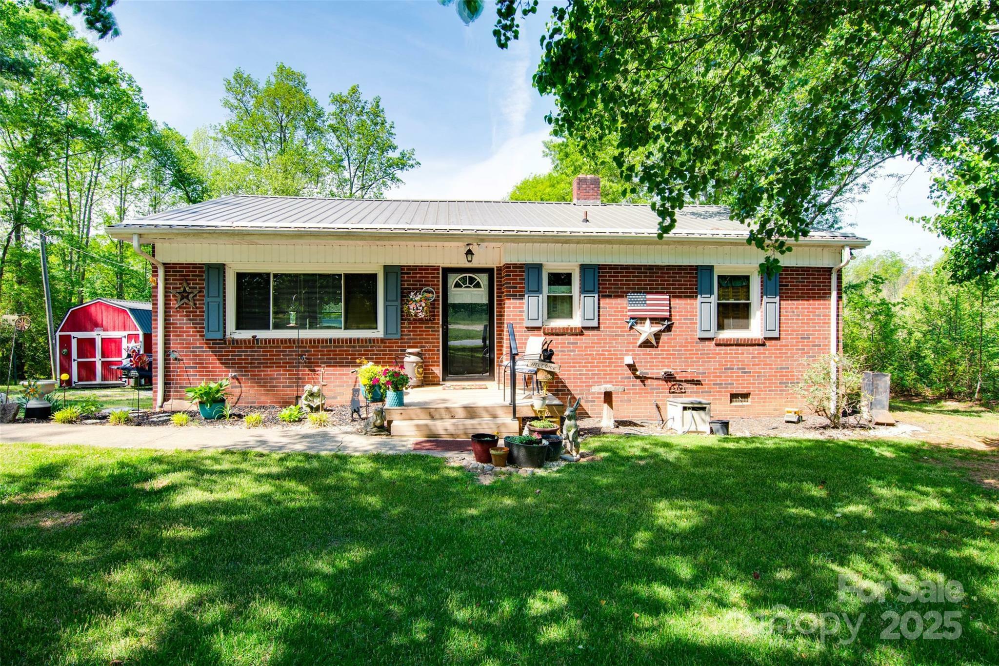 Property Photo: 372 Hendrick Road NC 28114