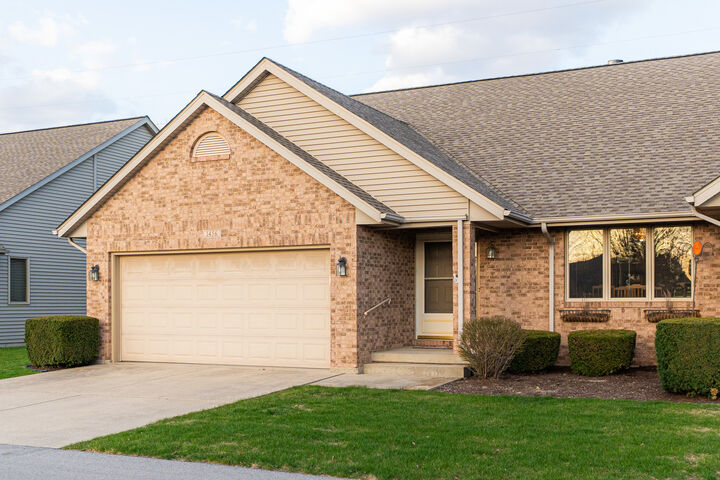 Property Photo: 1456 Adrienne Circle IL 60178