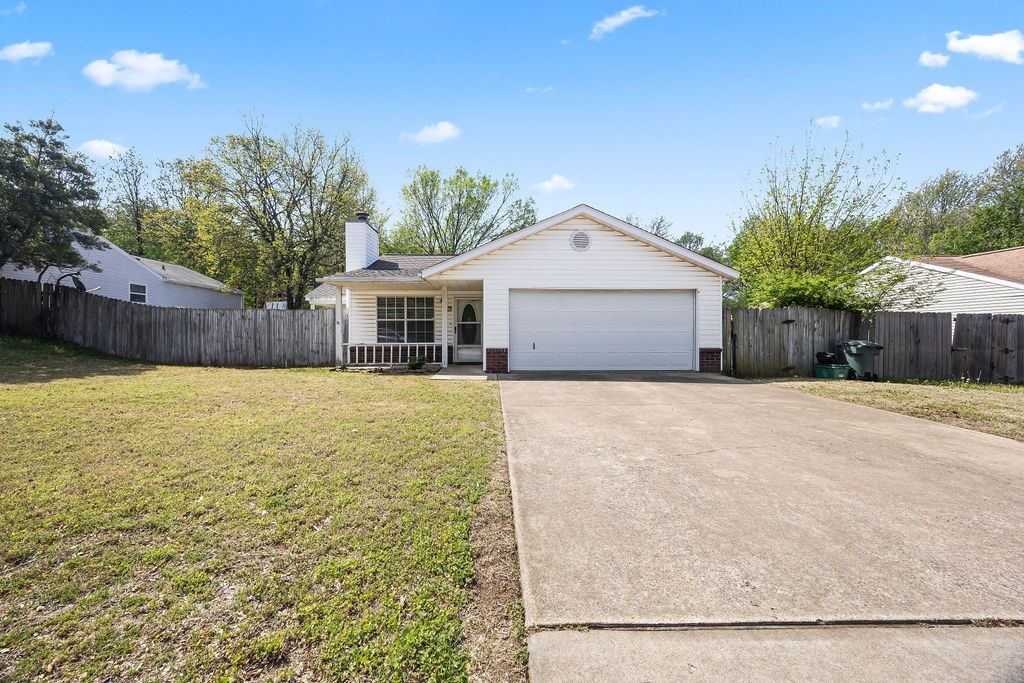 Property Photo:  511 E Evergreen Lane  AR 72703 