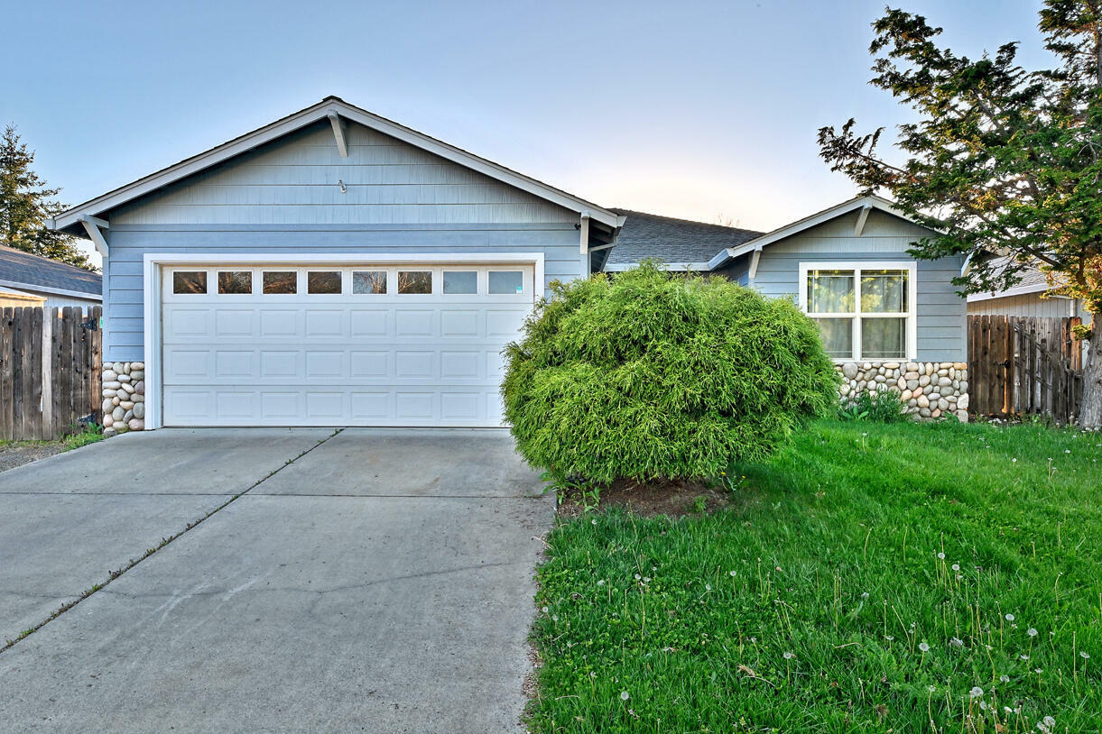 Property Photo: 1662 Alexis Way OR 97501