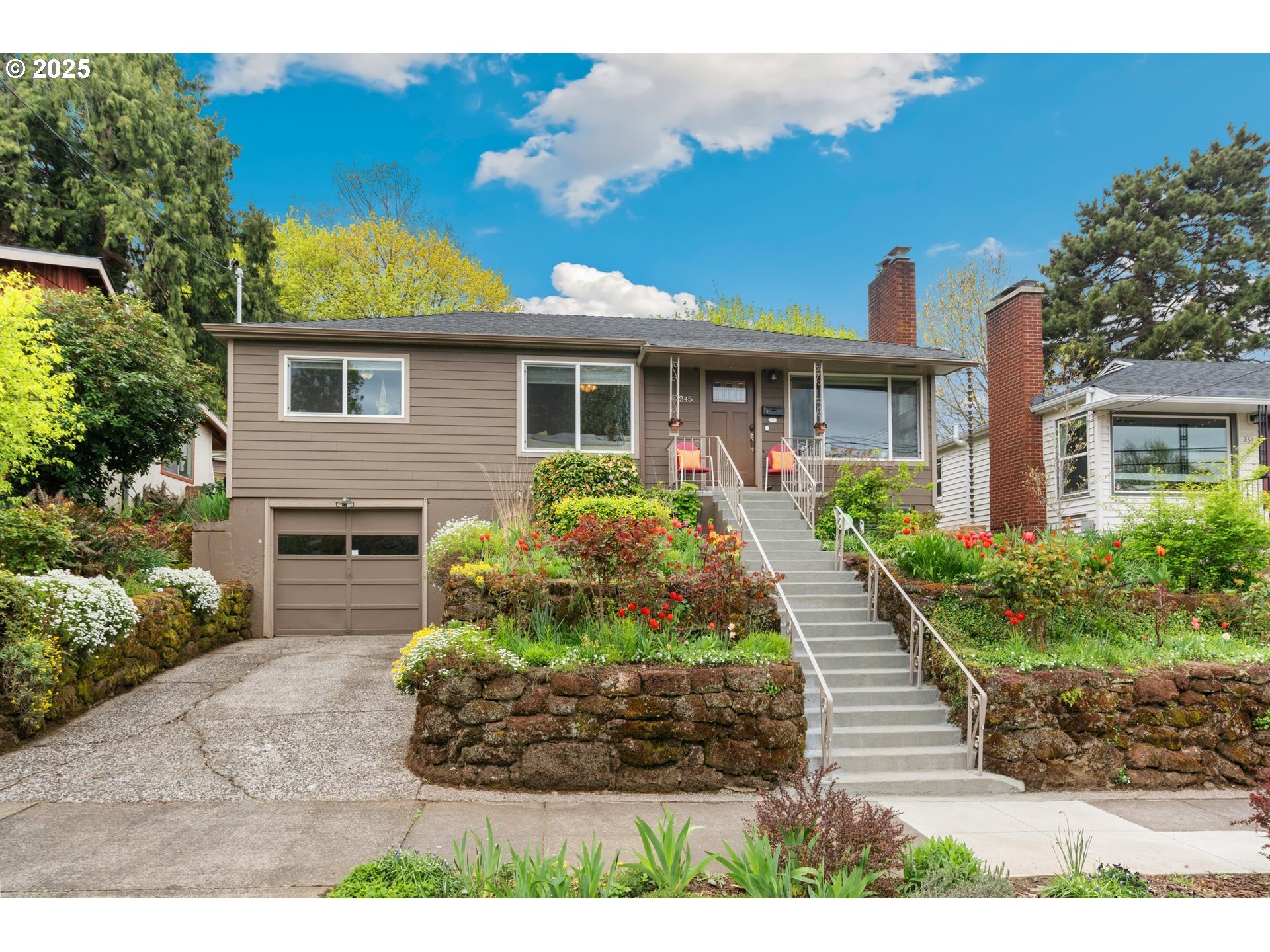 Property Photo: 245 SE 74th Ave OR 97215