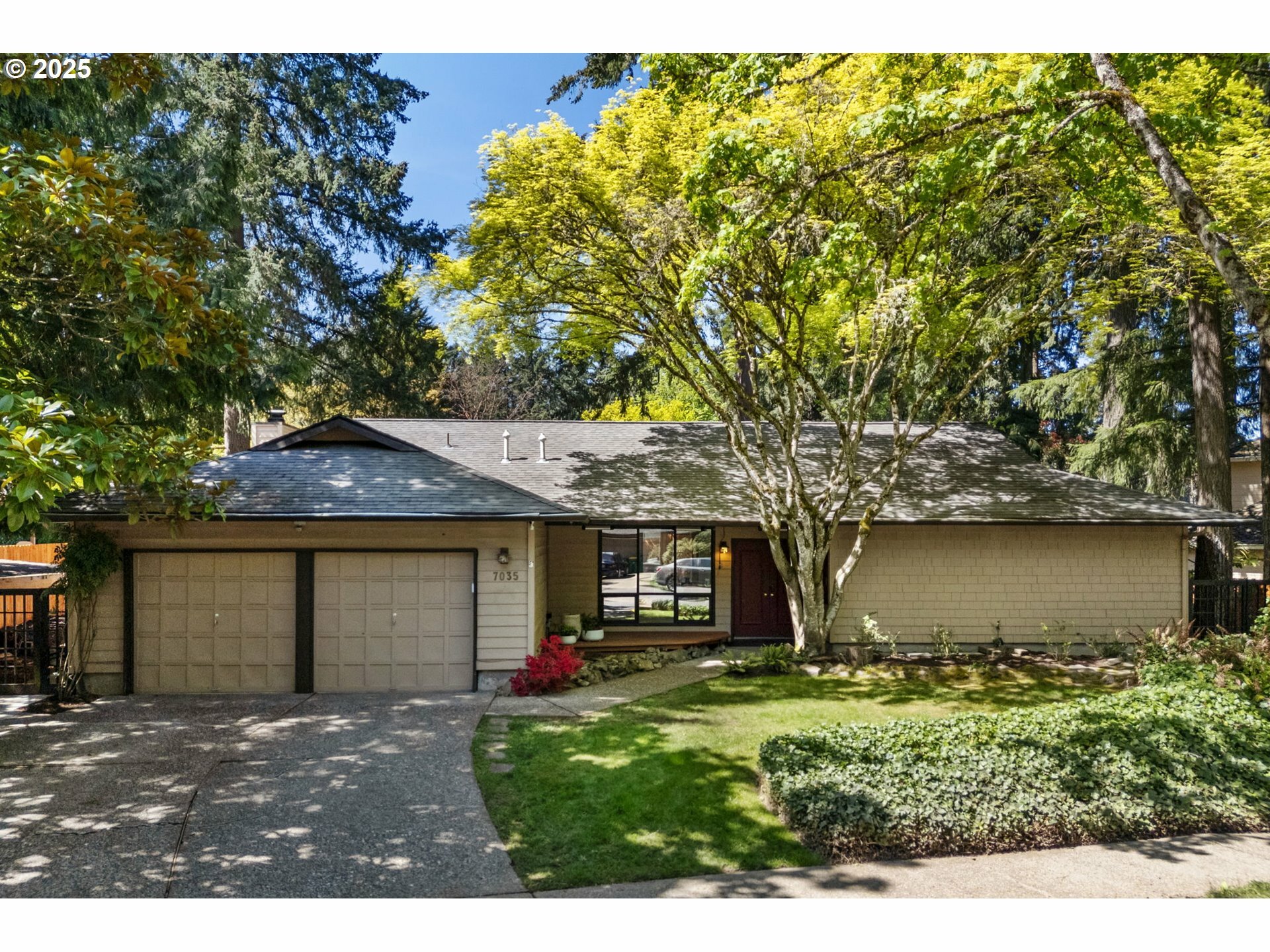Property Photo: 7035 SW Tierra Del Mar Dr OR 97007