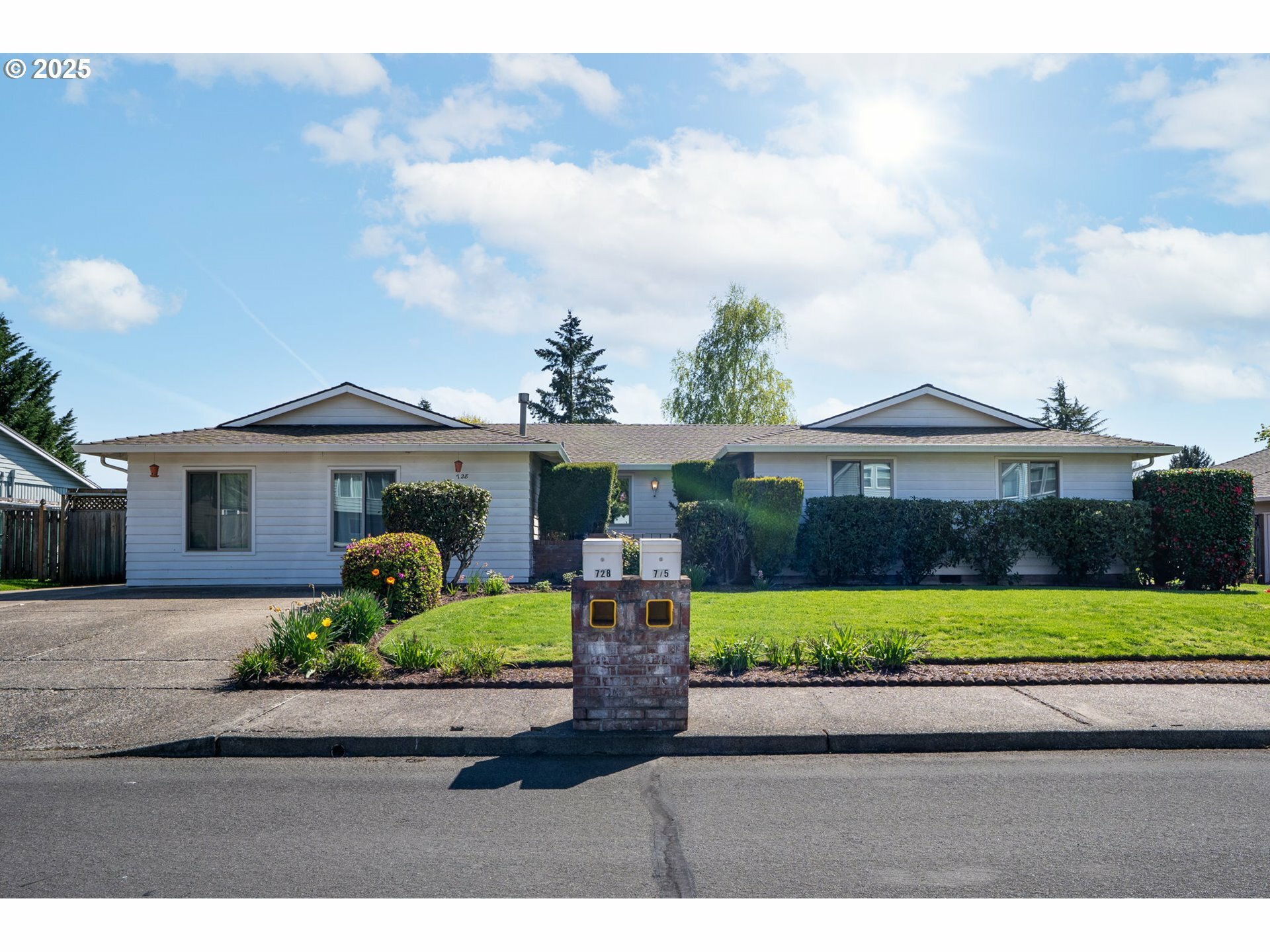 Property Photo:  728 NE Baldwin St  OR 97124 