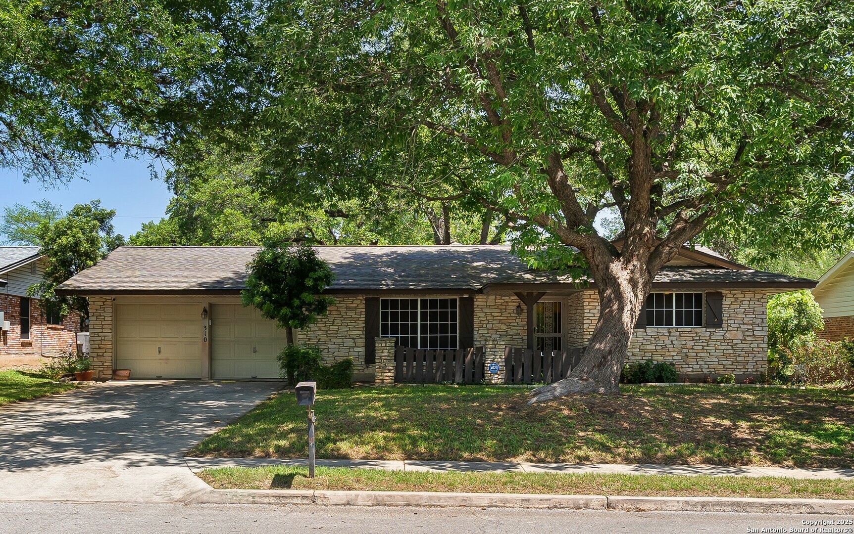 Property Photo: 310 Quivira TX 78148
