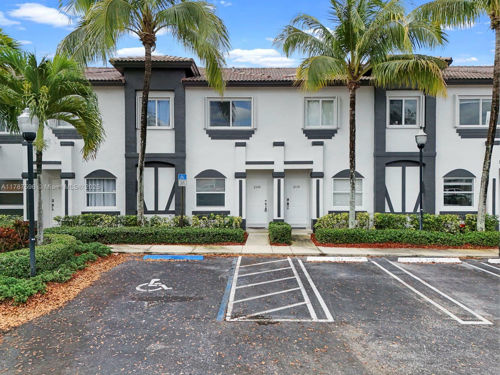 Property Photo: 2308 SE 24th Ave 2308 FL 33035