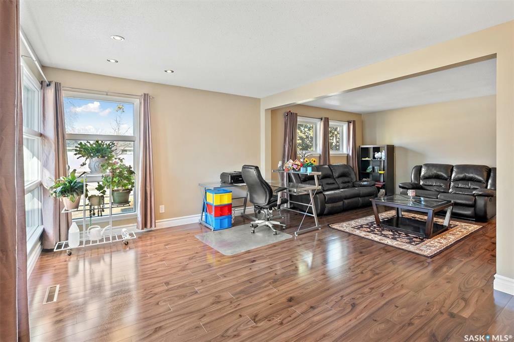 Property Photo: 1629 Cumberland Avenue S SK S7H 2M4