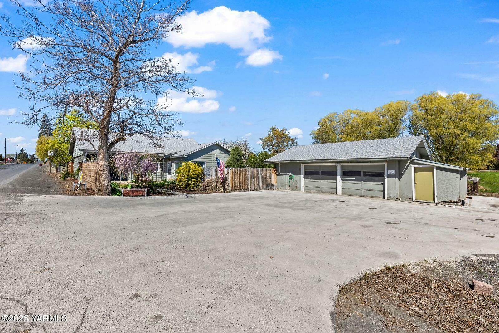 Property Photo: 621 Ames Rd WA 98942
