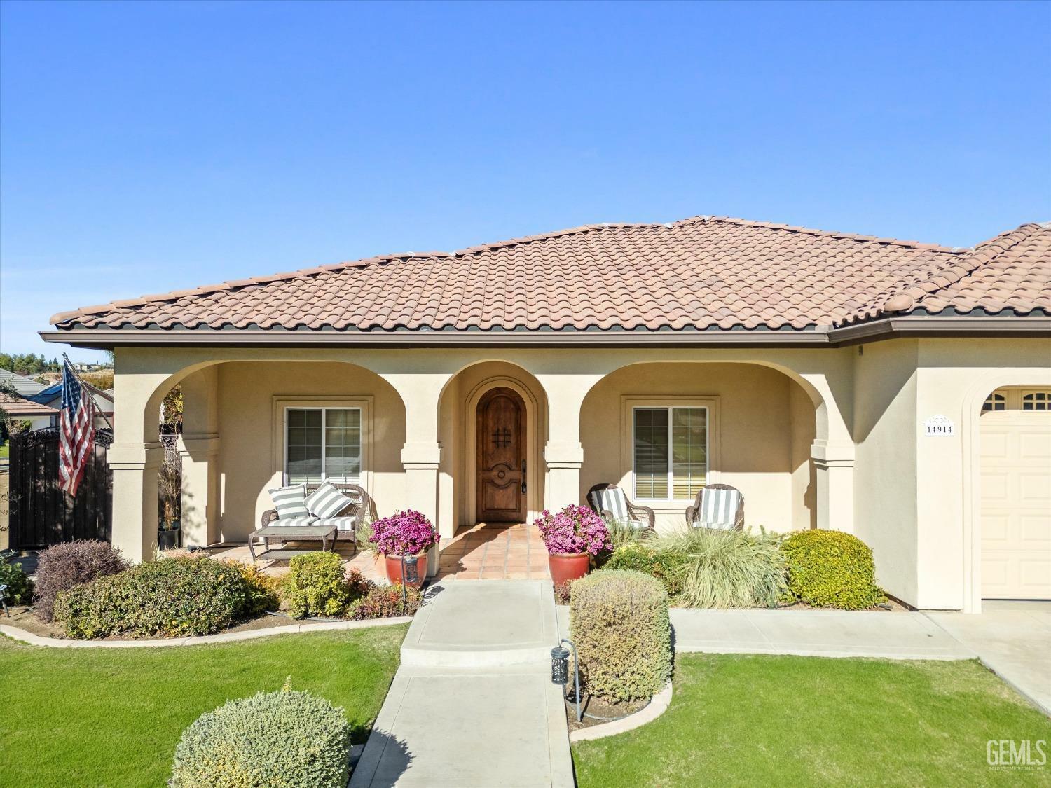 Property Photo: 14914 Colonia De Las Rosas CA 93306