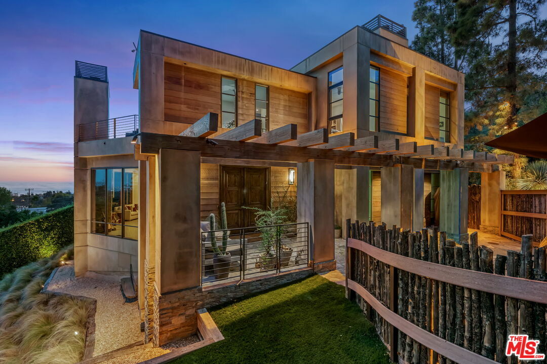 Property Photo: 1810 Mango Way CA 90049