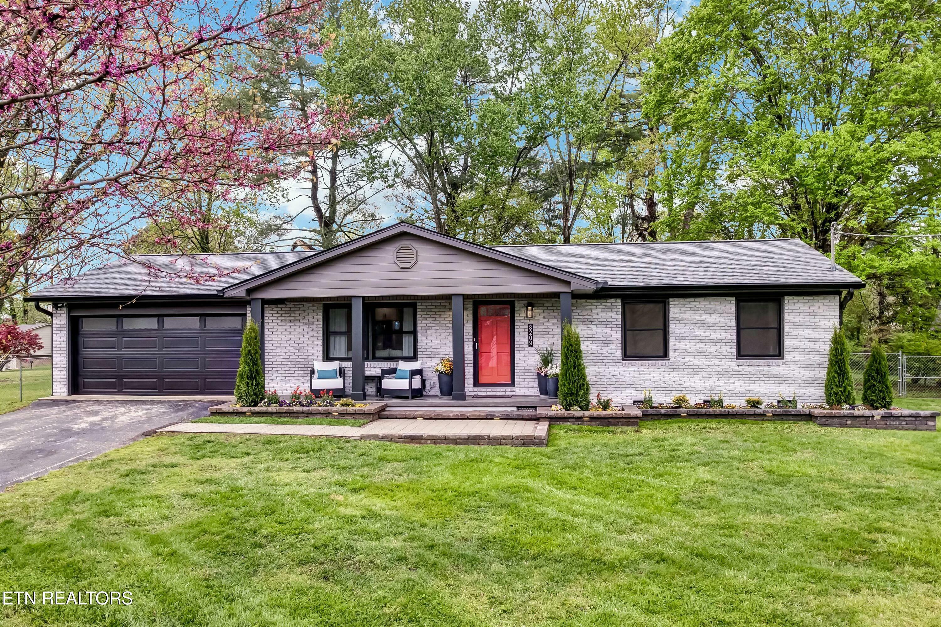 Property Photo: 8209 NW Landmark Drive TN 37923