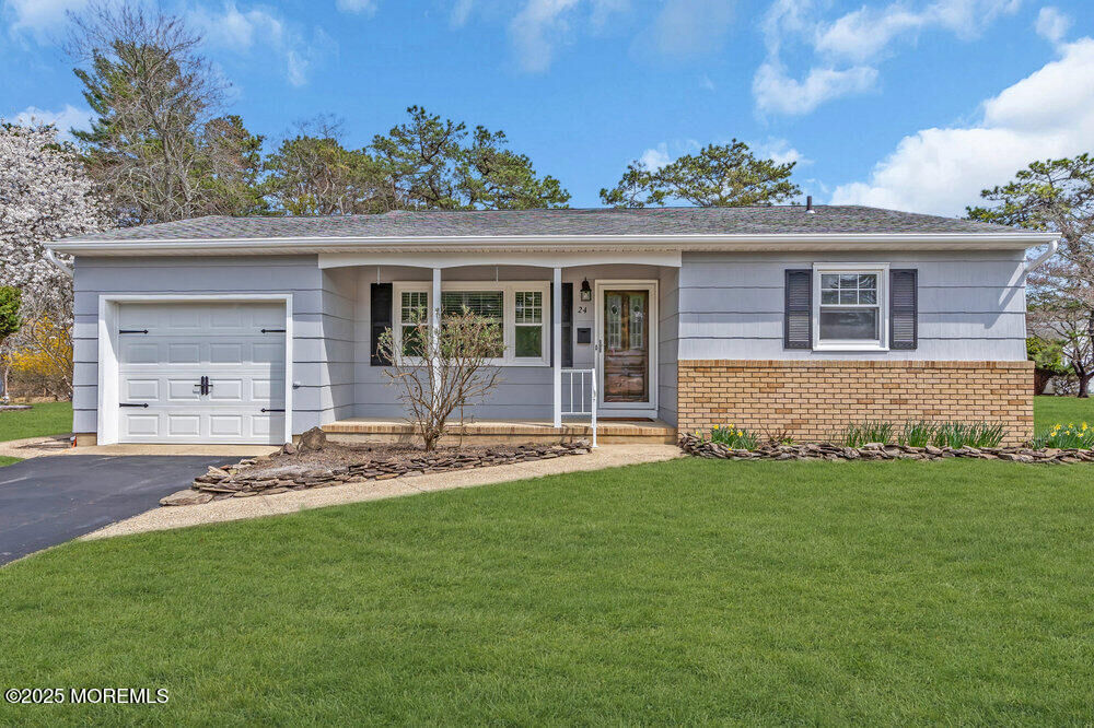 Property Photo:  24 Hamilton Court  NJ 08757 