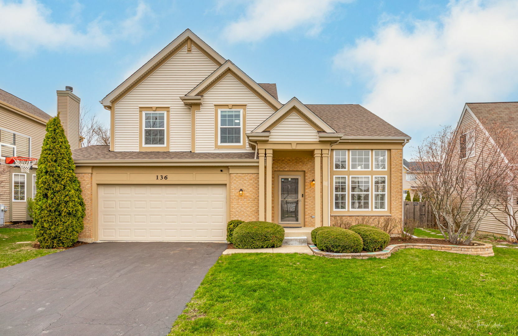 Property Photo: 136 W Newbridge Lane IL 60073