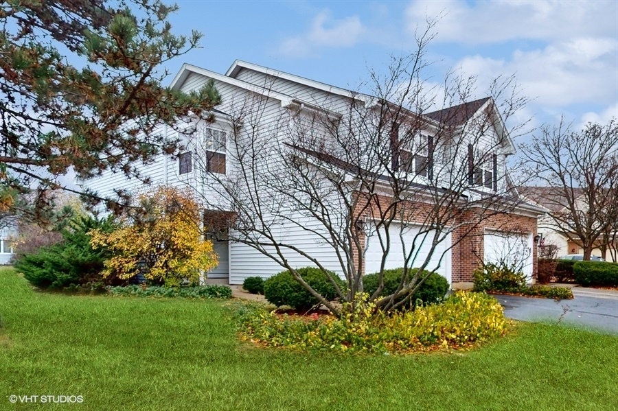 Property Photo: 1751 Leeds Court IL 60060