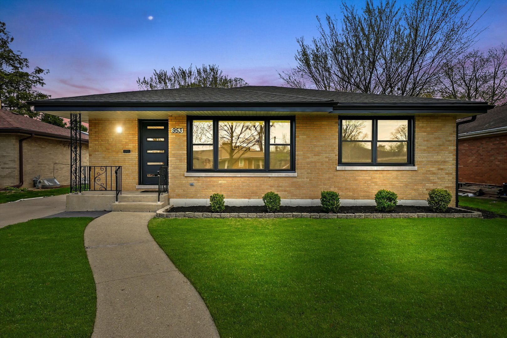 Property Photo: 953 S Parkside Avenue IL 60126