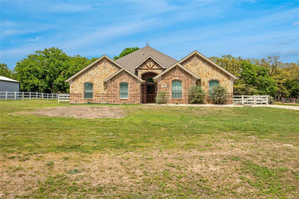 Property Photo: 115 Lyndsey Court TX 76023